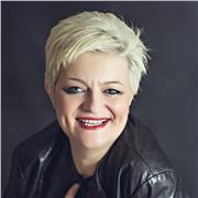 insegnante bilinga inglese con background 20ennale nel campo offre ripetizioni online alunni scuole medie e superiori